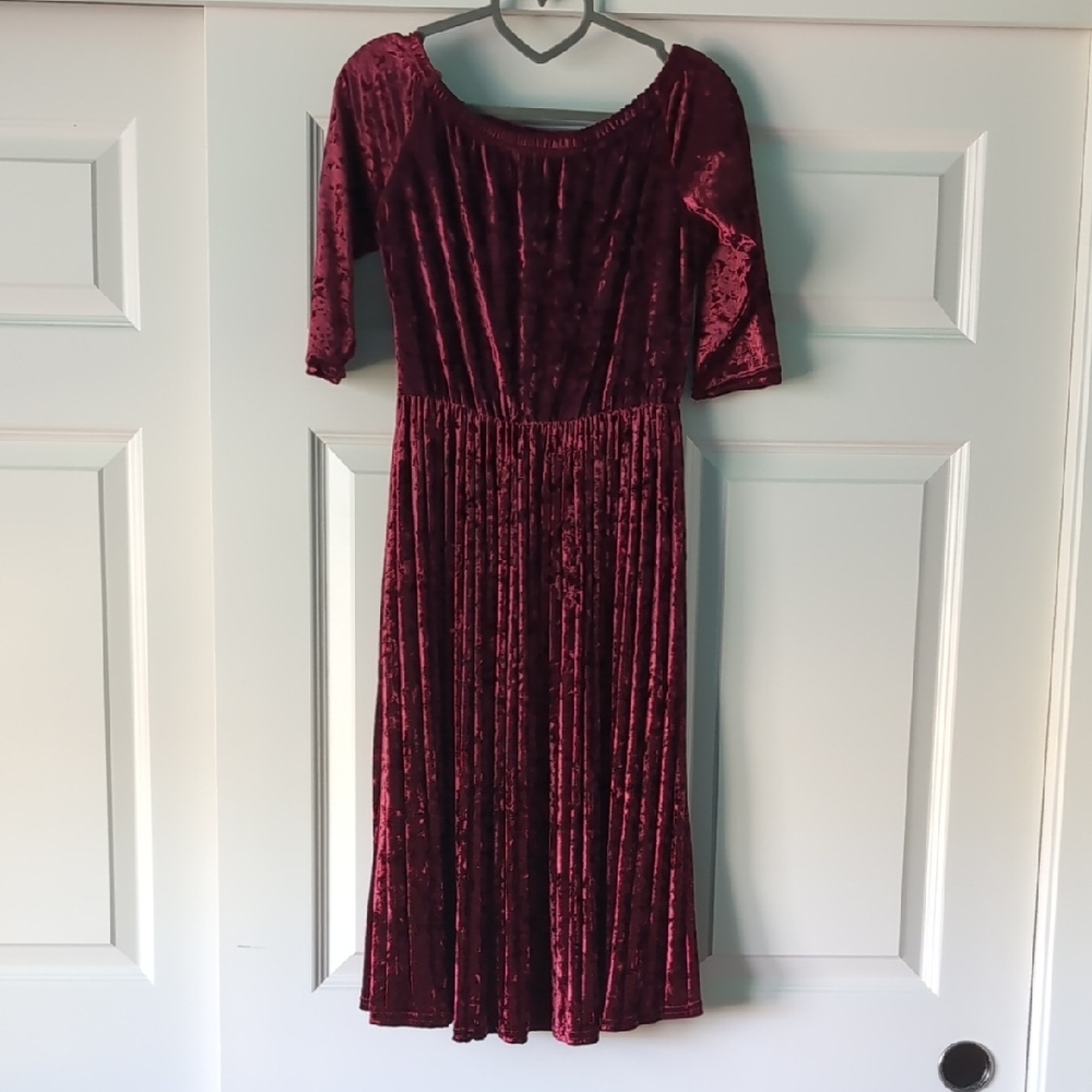 Elegant Velvet Midi Dress in Rich Burgundy